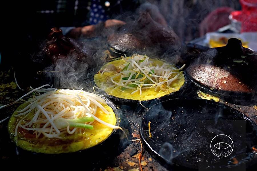 vietnam travel experiences eating banh xeo