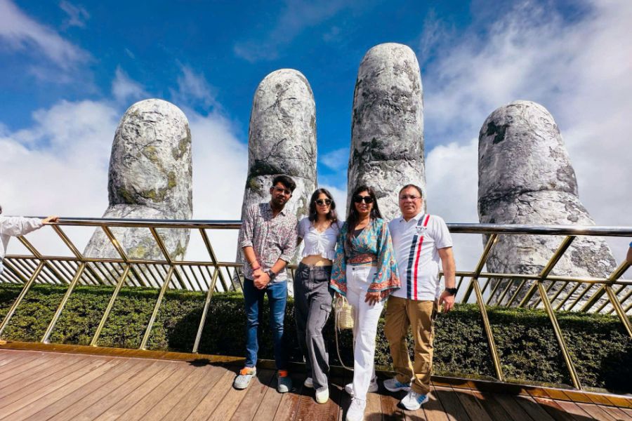 Happy travelers with Tonkin Legends (5)