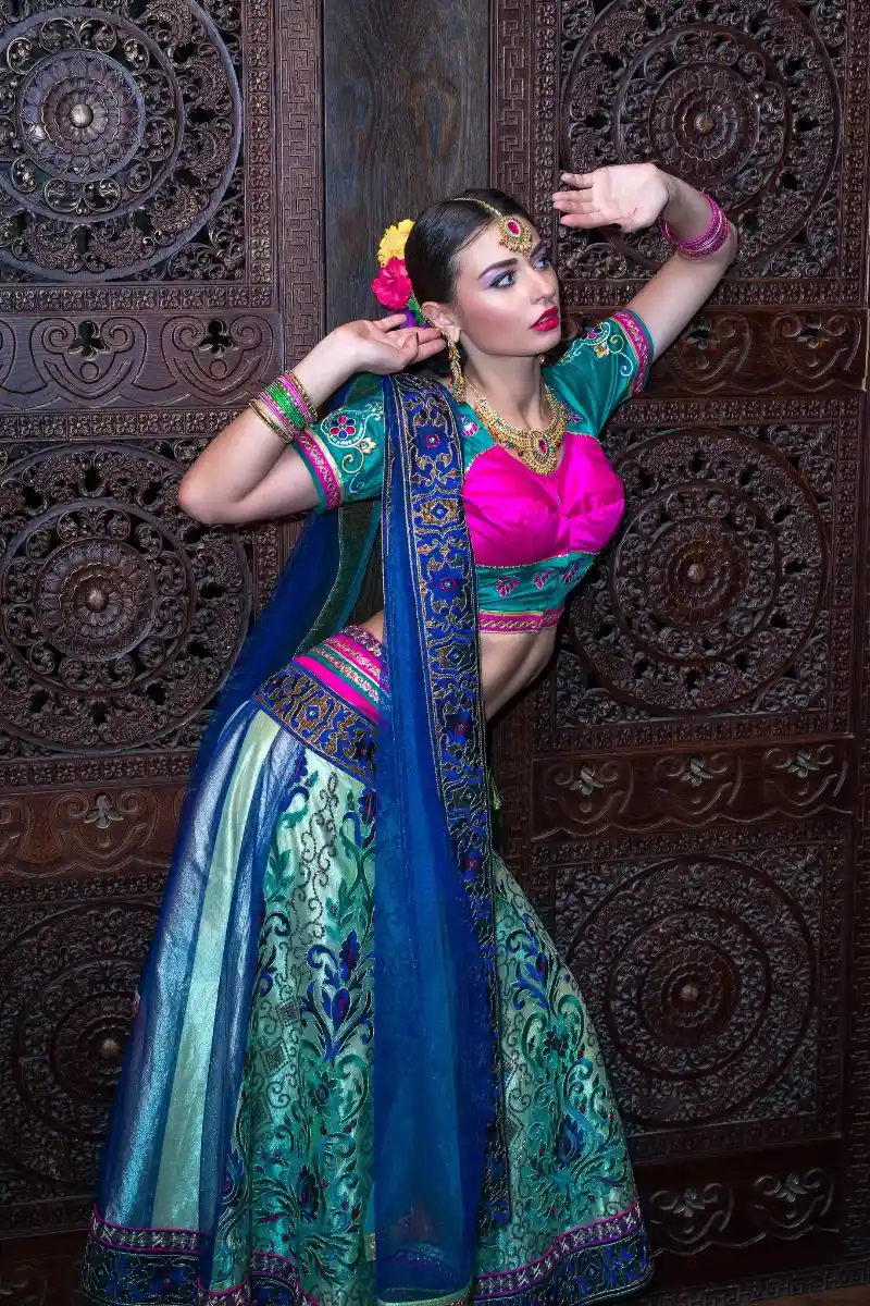 indian women in traditional dress - tonkin legends