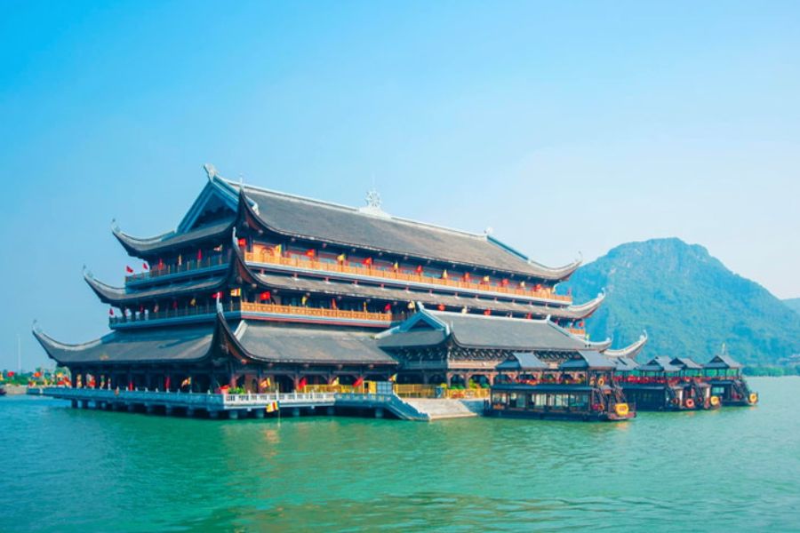 Tam Chuc Pagoda floating pavilion on the lake, Ha Nam